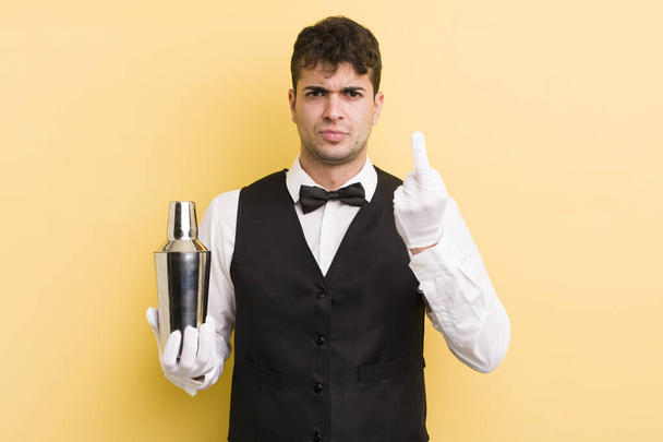 jeune homme beau se sentant en colère, agacé, rebelle et agressif. cocktail barman - Photo, image
