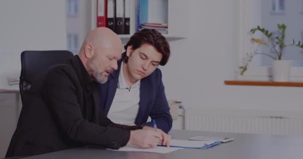 Άνδρες συνάδελφοι συζητούν στρατηγική στο γραφείο - Πλάνα, βίντεο