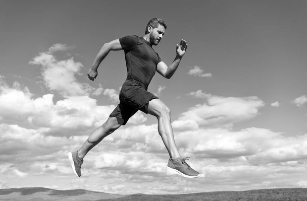 deportista hombre corredor correr al éxito o saltar alto en el cielo fondo, deporte - Foto, Imagen