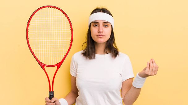 Genç İspanyol kadın kapiş ya da para hareketi yapıyor, sana ödemeni söylüyor. tenis konsepti - Fotoğraf, Görsel