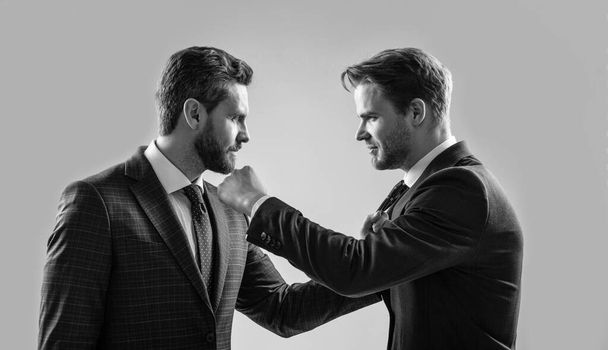disrespect and contradiction. business partners blame each other. arguing businesspeople. - Foto, imagen