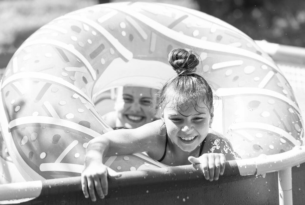 Estado de natación en mente. Niños felices nadan en la piscina de donuts flotan. Día de piscina relajante. Vacaciones de verano - Foto, imagen