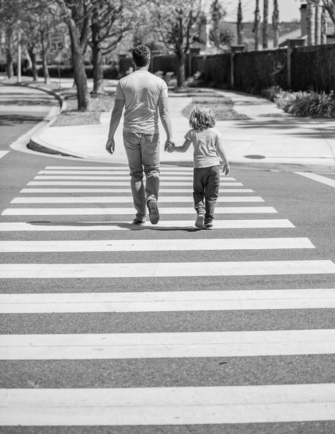 isä johtaa hänen poikansa kautta seepra rajan, yhdessä - Valokuva, kuva