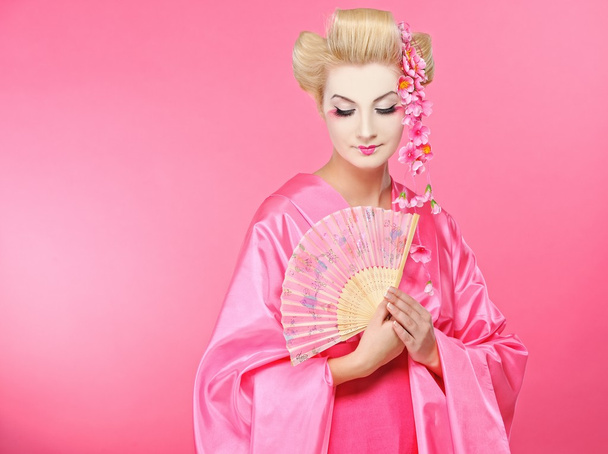 mooie geisha met een ventilator - Foto, afbeelding