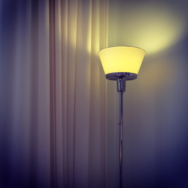 Moderní lampa v temné místnosti - Fotografie, Obrázek