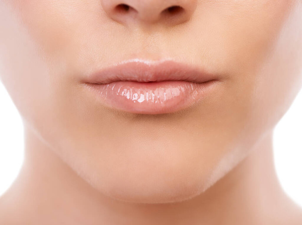 Prachtige glanzende lippen. Gehakte afbeelding van een vrouwenlippen. - Foto, afbeelding