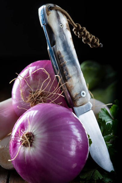 Cipolle viola e porri su un tavolo di legno in cucina - Foto, immagini