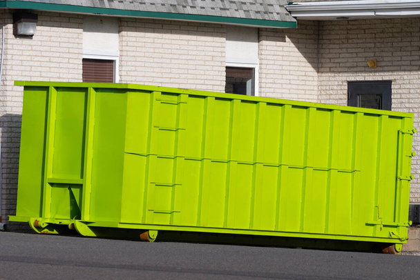 grande poubelle de fer déchets métalliques recycler les déchets extérieurs - Photo, image