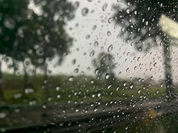 gouttes de pluie visibles de l'intérieur de la voiture - Photo, image