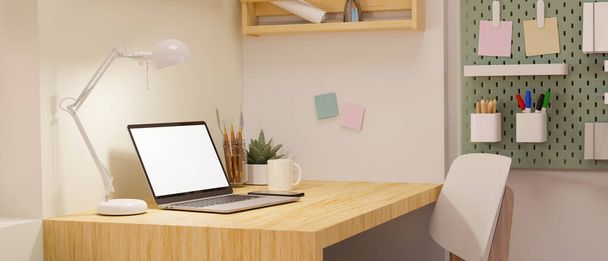 Minimaler und komfortabler Arbeitsplatz für zu Hause mit tragbarem Laptop-Bildschirm-Attrappen, Tischlampe und Sachen auf Holztisch, Regalen an weißer Wand und weißem Stuhl. 3D-Darstellung, 3D-Illustration - Foto, Bild