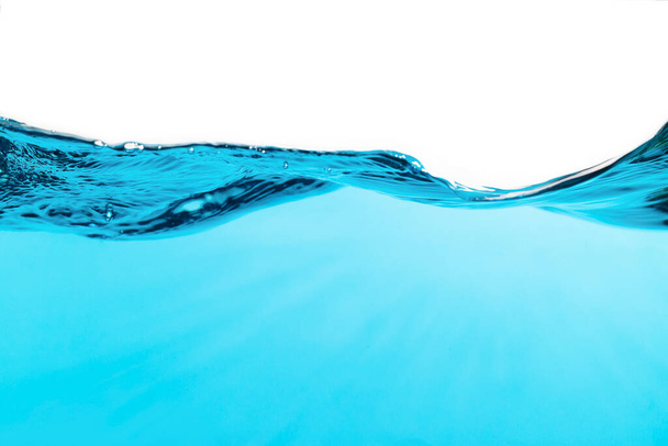 Ola de agua azul sobre fondo blanco
 - Foto, Imagen