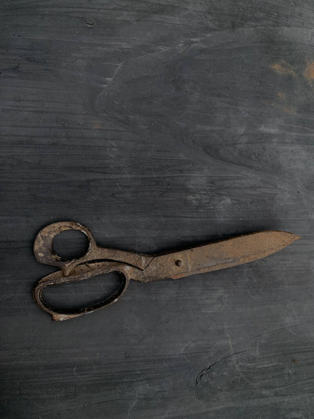 rusty scissors are left on the table - Foto, Imagem