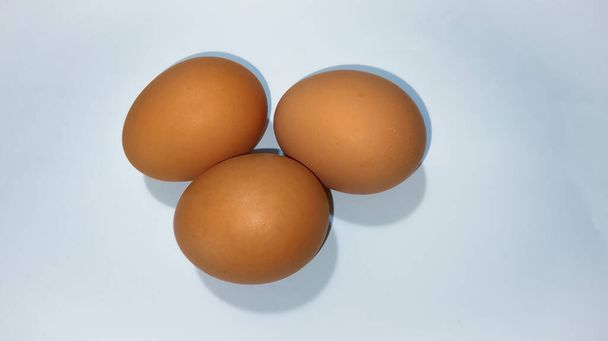 tre uova di pollo fresche su sfondo bianco - Foto, immagini