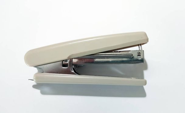 grapadora sobre fondo blanco, una herramienta para sujetar papel - Foto, Imagen