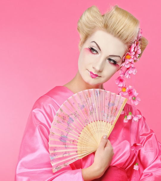 Hermosa geisha con un ventilador
 - Foto, imagen