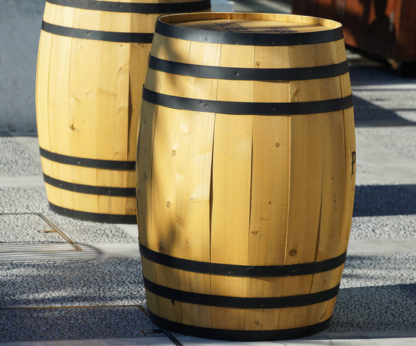 alcohol barril cerveza día lleno piso al aire libre escena visto sunny vista vino madera                                - Foto, Imagen