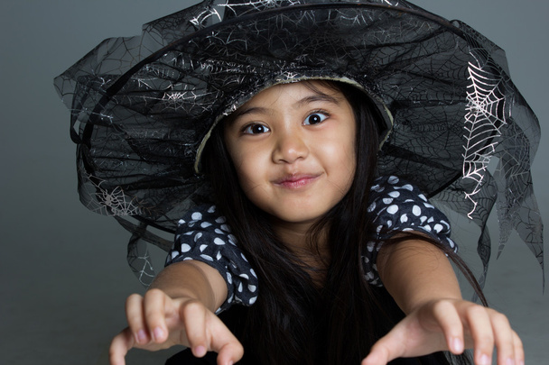 Asiática chica en bruja sombrero
 - Foto, Imagen
