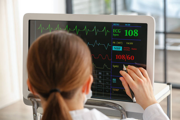 Doktor v blízkosti moderního monitoru srdeční frekvence v nemocnici - Fotografie, Obrázek