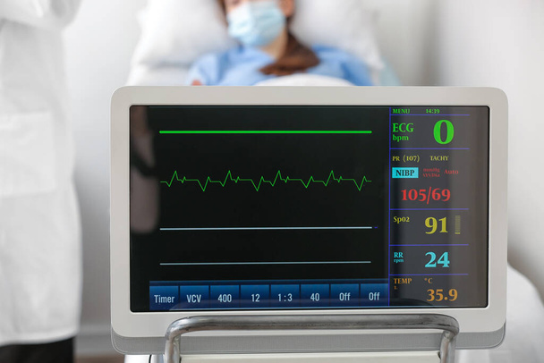 Hastanede modern kalp atış hızı monitörü - Fotoğraf, Görsel