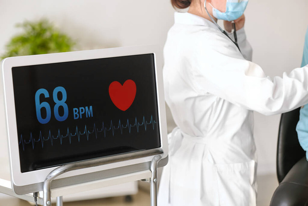 病院における現代の心拍数モニター - 写真・画像