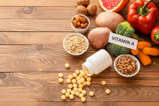 Joukko terveellisiä tuotteita runsaasti A-vitamiinia puinen tausta - Valokuva, kuva