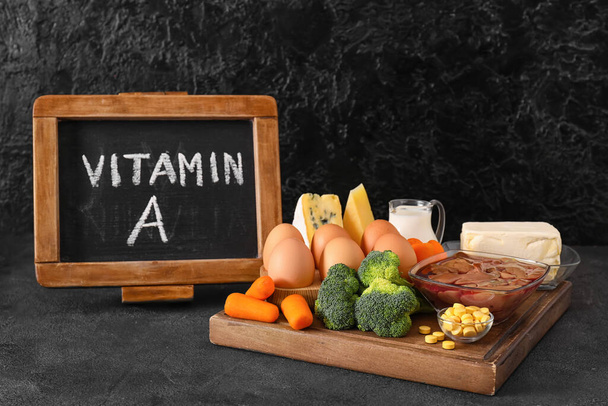 Набор здоровых продуктов, богатых витамином А на тёмном фоне - Фото, изображение