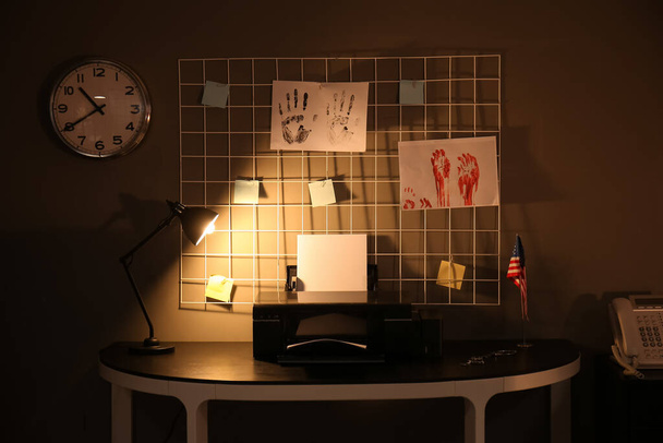 Interior de la moderna oficina del agente del FBI por la noche - Foto, imagen