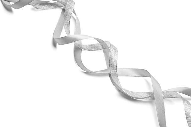 Σγουρές ασημένιες κορδέλες σε λευκό φόντο - Φωτογραφία, εικόνα
