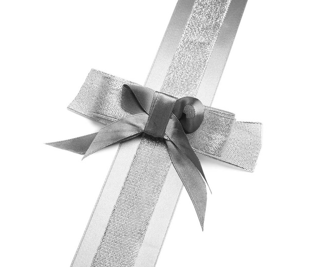 Mooie zilveren strik met linten op witte achtergrond - Foto, afbeelding