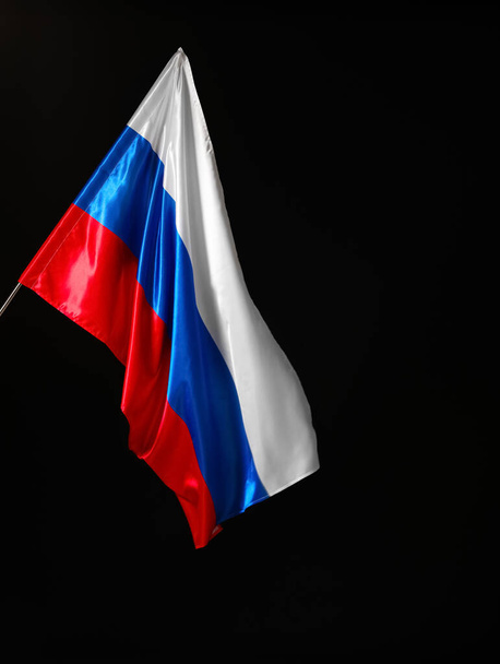 Ruská vlajka na tmavém pozadí, detailní záběr - Fotografie, Obrázek