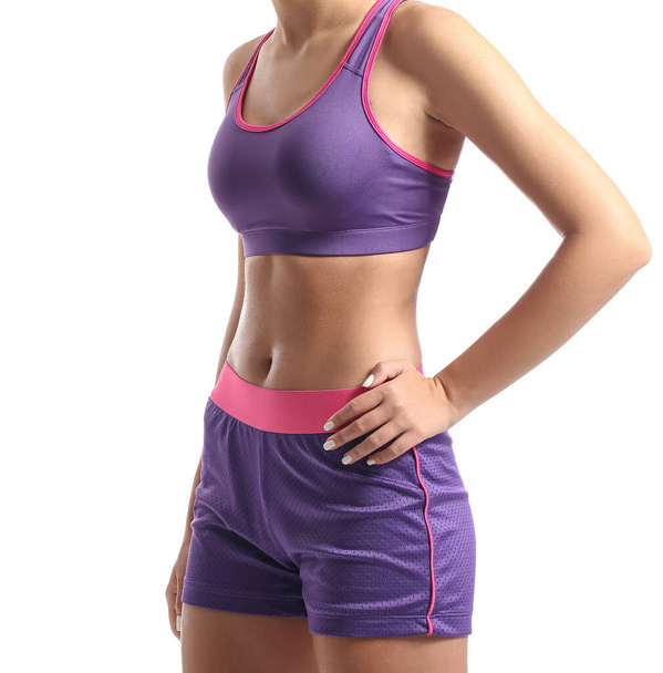 Teenage dívka v fialové sportovní oblečení na bílém pozadí - Fotografie, Obrázek