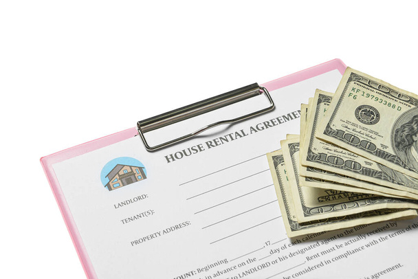 Schránka s nájemní smlouvu domu a peníze na bílém pozadí, detailní záběr - Fotografie, Obrázek