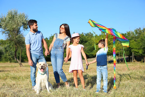 Šťastná rodina s roztomilým psem a drakem v parku - Fotografie, Obrázek