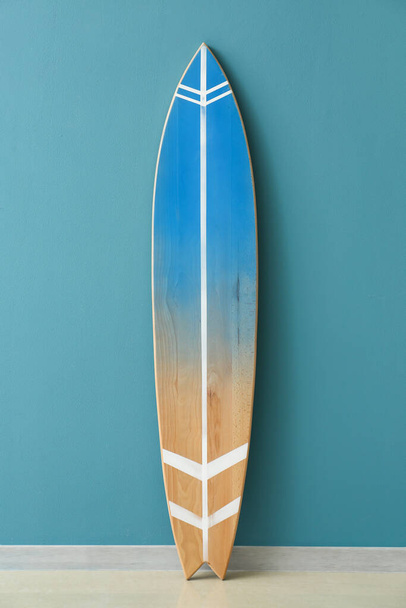 Nowoczesna deska surfingowa w pobliżu ściany w pokoju - Zdjęcie, obraz