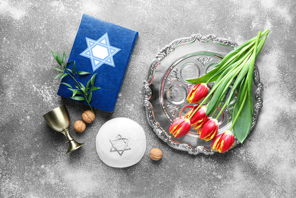 Πιάτο Πάσχα με λουλούδια τουλίπας, kippah, Torah και κύπελλο στο grunge φόντο - Φωτογραφία, εικόνα