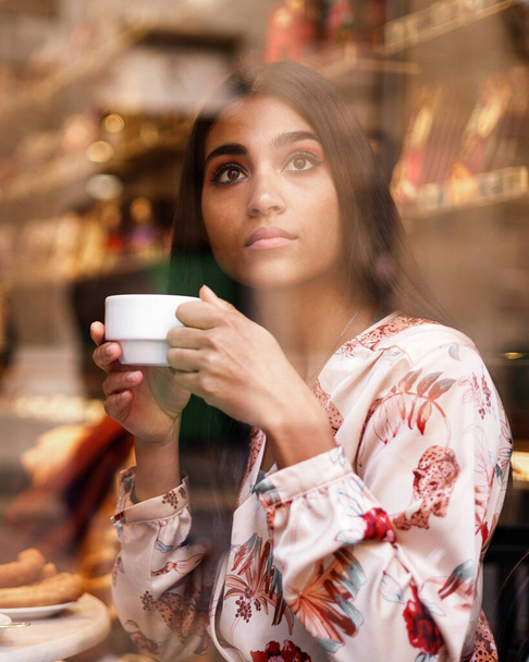 pretty indian woman drinking coffee - Zdjęcie, obraz