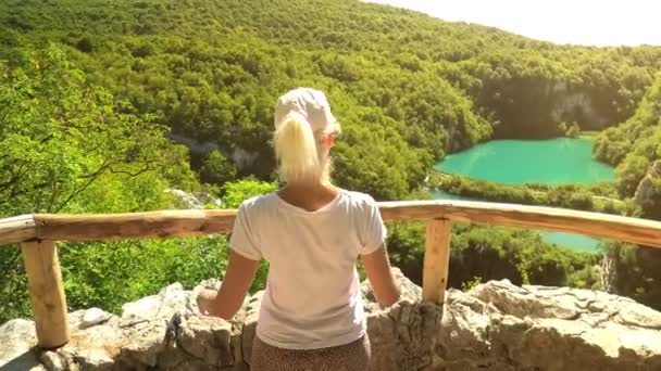 mujer en el Parque Nacional de Plitvice Lakes - Metraje, vídeo