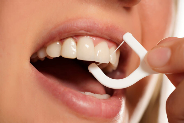 Detailní záběr ženy čištění zubů tkaniny - Fotografie, Obrázek