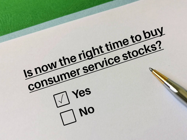 Bir kişi yatırımla ilgili soruya cevap veriyor. Tüketici hizmetleri hisseleri almak için doğru zaman olduğunu düşünüyor.. - Fotoğraf, Görsel
