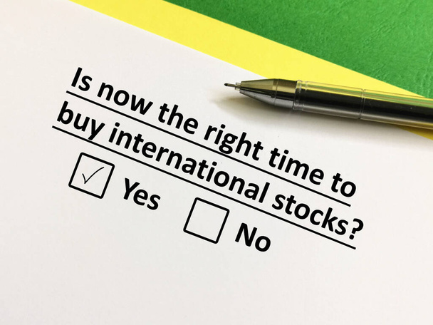 Una persona está respondiendo a la pregunta sobre la inversión. Cree que es el momento adecuado para comprar acciones internacionales.. - Foto, imagen