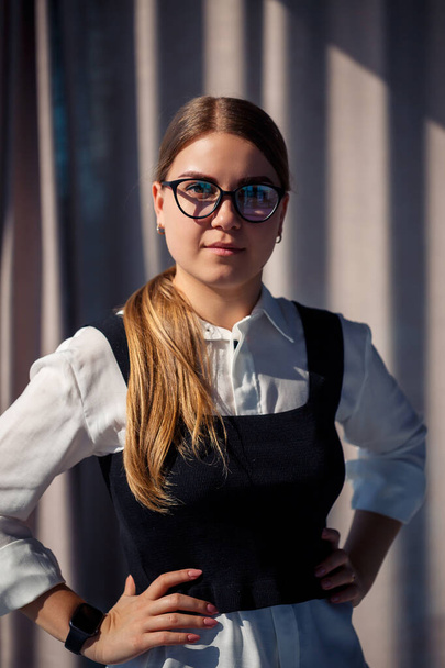 Selbstbewusste Geschäftsfrau mit Brille im modernen Büro, weibliche Führungskraft, Geschäftsinhaberin, die über zukünftigen Erfolg nachdenkt, neue Chancen plant - Foto, Bild