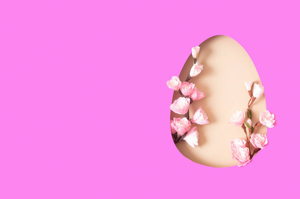 Papel cortado Huevo de Pascua con rama de flor de cerezo. Concepto de vacaciones de Pascua con espacio de copia. - Foto, Imagen