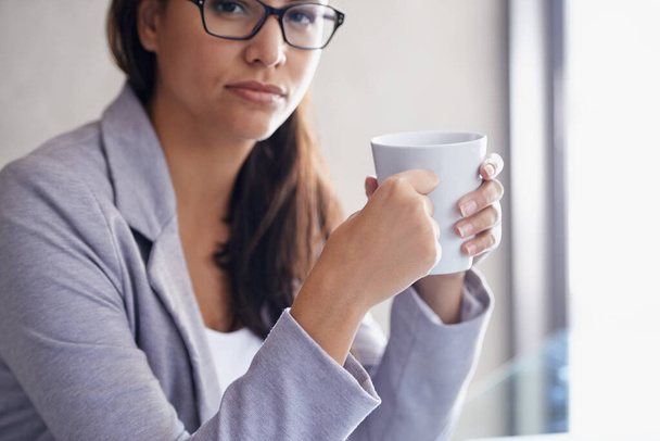 Kaffee - sie arbeitet mit 3 Tassen am Tag. Ausgeschnittenes Porträt einer attraktiven Geschäftsfrau in einer Kaffeepause. - Foto, Bild