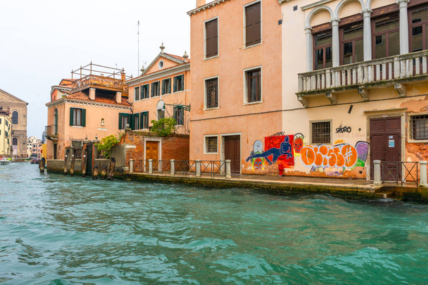2021年12月2日-ヴェネツィア、イタリア:ヴェネツィア運河を見下ろす. - 写真・画像