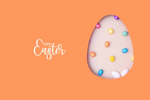 Bonne carte de vœux de Pâques avec oeuf découpé en papier et oreilles de lapin avec des œufs. Concept vacances de Pâques. - Photo, image
