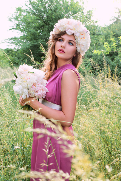 bella donna caucasica con una corona di peonie bianche in testa. Primavera, fiore, concetto di fata - Foto, immagini