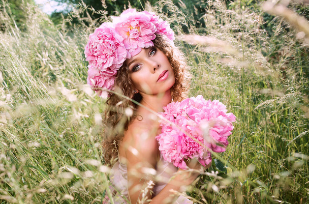 caucasiana bela mulher com uma coroa de peônias cor-de-rosa na cabeça. Primavera, flor, conceito de fada - Foto, Imagem
