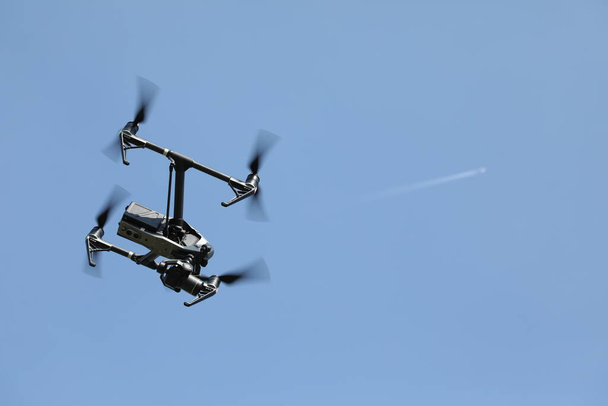 Drone aéreo con una cámara de acción - Foto, Imagen