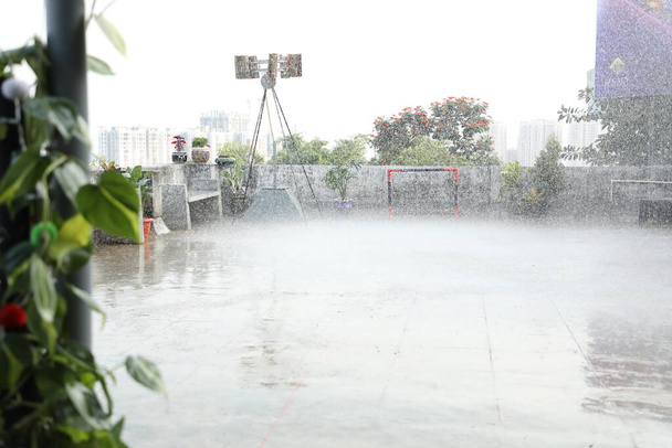 Футбольний матч під сильним дощем
 - Фото, зображення