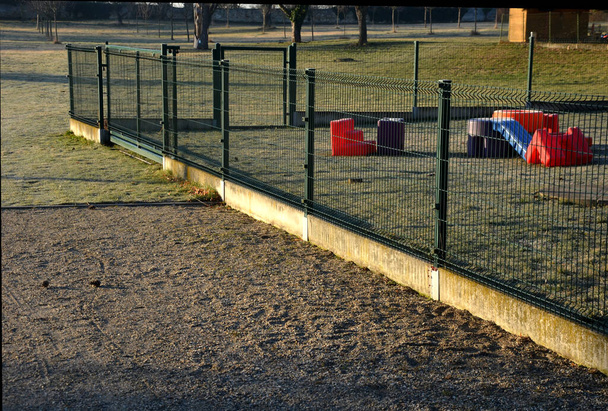 recinzione con una parte inferiore che è fatta di lastre di cemento come protezione contro il gioco. sottoquotazione della recinzione può verificarsi. ora la casa e il giardino sono protetti. - Foto, immagini